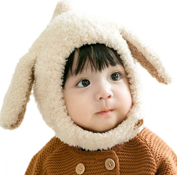 Topi dengan gambar tokoh kartun kesukaan bayi